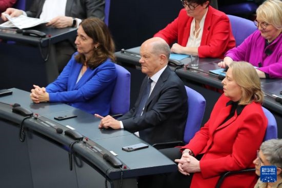 3月25日，在德國柏林，朔爾茨（中）出席新一屆德國聯(lián)邦議院首次全體會(huì)議。新華社記者 杜哲宇 攝