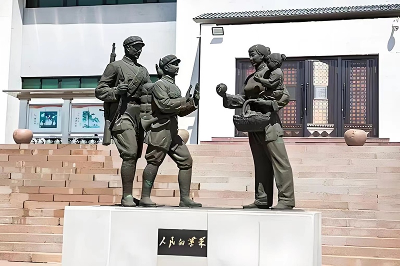錦州蘋果廉政文化展覽館前的《人民的蘋果》主題雕塑。（由遼沈戰(zhàn)役紀念館供圖）