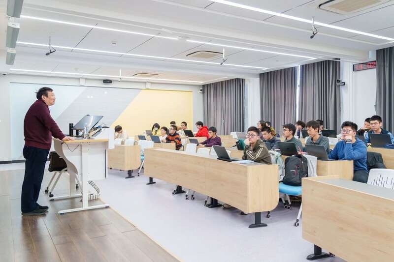 北航面向全校本科生開設(shè)《人工智能導(dǎo)論》通識必修課。校方供圖