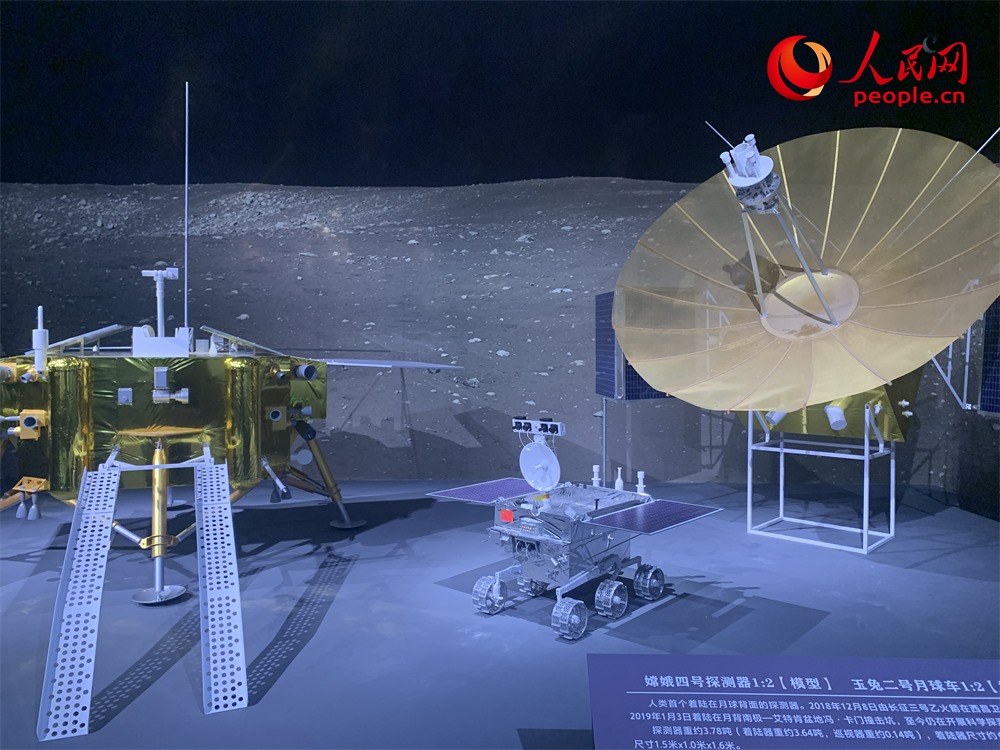 “九天攬?jiān)隆袊皆鹿こ?0年”展廳現(xiàn)場。人民網(wǎng)記者 韋衍行攝