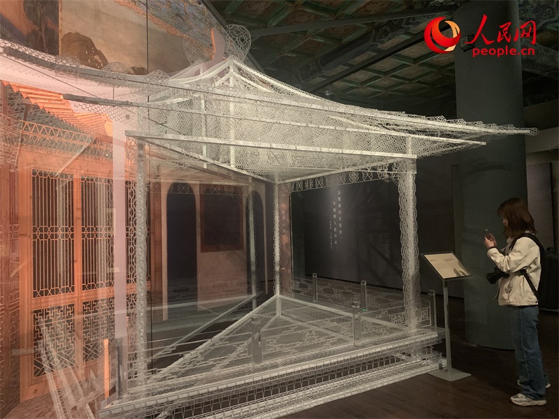 游客在故宮博物院參觀展覽。人民網(wǎng)記者 韋衍行攝