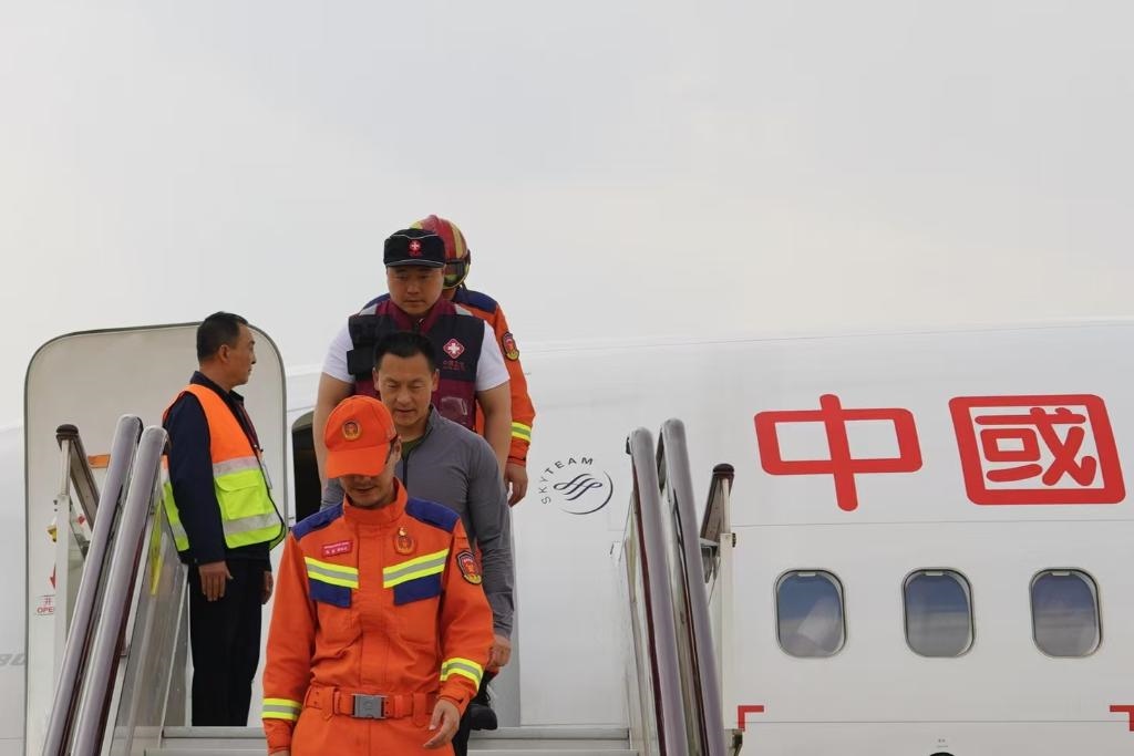 4月6日，在云南省昆明長水機場，中國云南救援醫(yī)療隊抵達昆明。新華社記者 高詠薇 攝