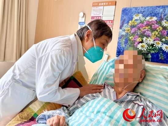 秦苑查房時(shí)詢問患者情況。人民網(wǎng) 陳葉欣攝