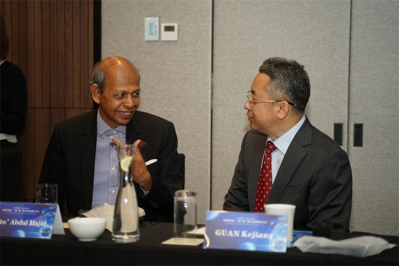 分享會現(xiàn)場，中方記者同與會代表進行友好交流。林俊揚攝