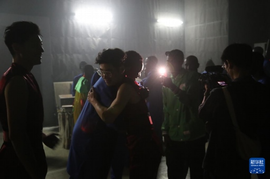 4月10日，在塞內(nèi)加爾首都達(dá)喀爾的國家大劇院，中央音樂學(xué)院進(jìn)擊打擊樂團(tuán)成員與塞內(nèi)加爾杜杜·恩迪亞耶·羅斯打擊樂團(tuán)成員在演出后臺擁抱。新華社記者 司源 攝