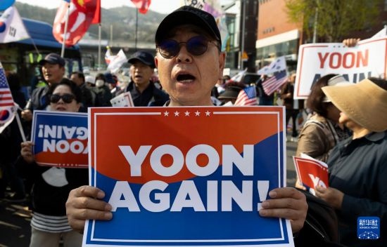 4月11日，在韓國首爾漢南洞官邸附近，支持者為韓國前總統(tǒng)尹錫悅送行。新華社發(fā)（全休相攝）