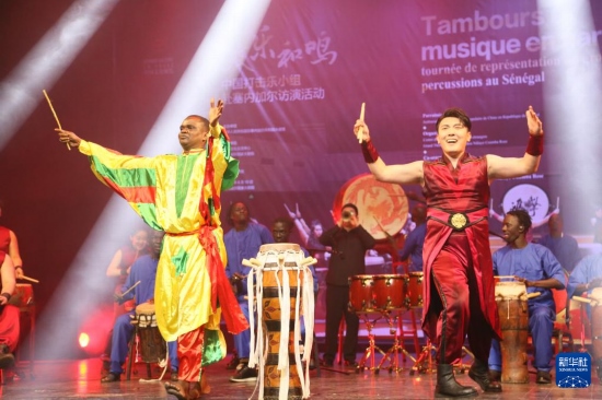 4月10日，在塞內(nèi)加爾首都達(dá)喀爾的國家大劇院，中央音樂學(xué)院進(jìn)擊打擊樂團(tuán)與塞內(nèi)加爾杜杜·恩迪亞耶·羅斯打擊樂團(tuán)同臺演出。新華社記者 司源 攝
