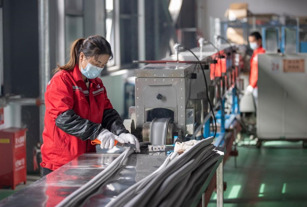 3月27日，在位于寧夏賀蘭工業(yè)園區(qū)的湯姆森電氣有限公司生產(chǎn)車間內(nèi)，工作人員制作硅膠絕緣護(hù)套。新華社記者 楊植森 攝
