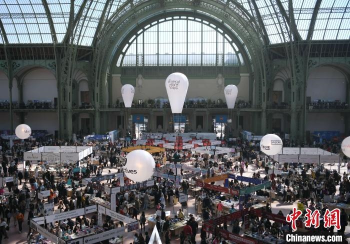 當?shù)貢r間4月11日，2025年巴黎圖書節(jié)在巴黎大皇宮揭幕。圖為巴黎大皇宮的圖書節(jié)現(xiàn)場。中新社記者 李洋 攝