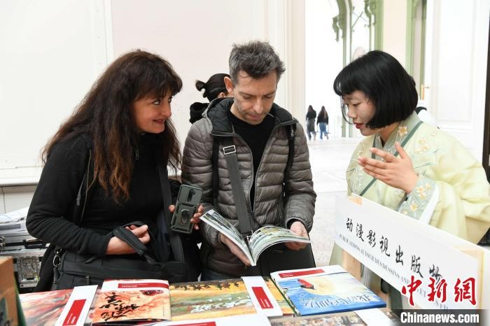 當?shù)貢r間4月11日，2025年巴黎圖書節(jié)在巴黎大皇宮揭幕。中國出版代表團攜千余種中國精品圖書亮相展會。 中新社記者 李洋 攝