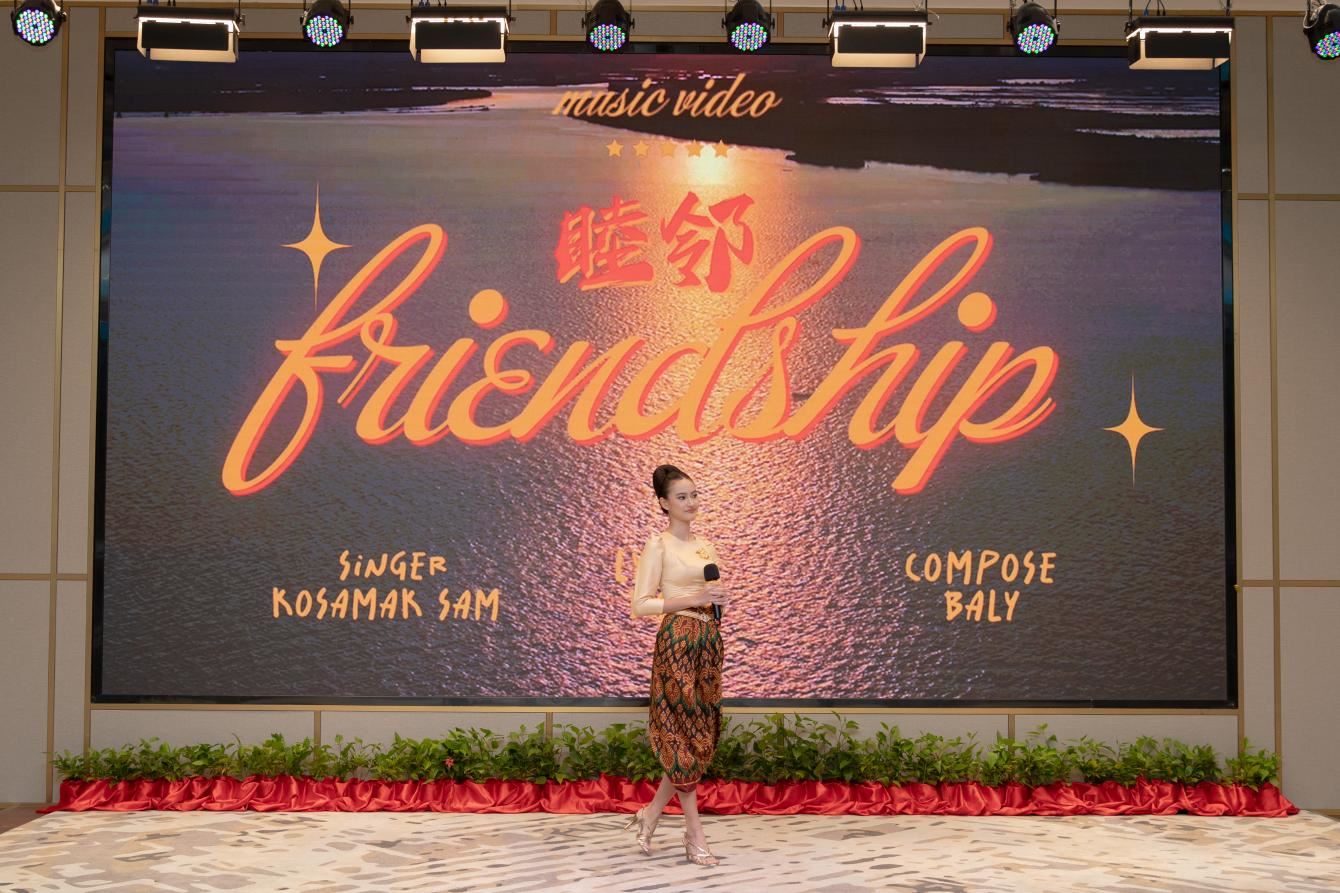 柬埔寨歌手珂撒瑪演唱紀(jì)錄片《睦鄰·柬埔寨》主題曲。柬埔寨數(shù)字電視有限公司供圖