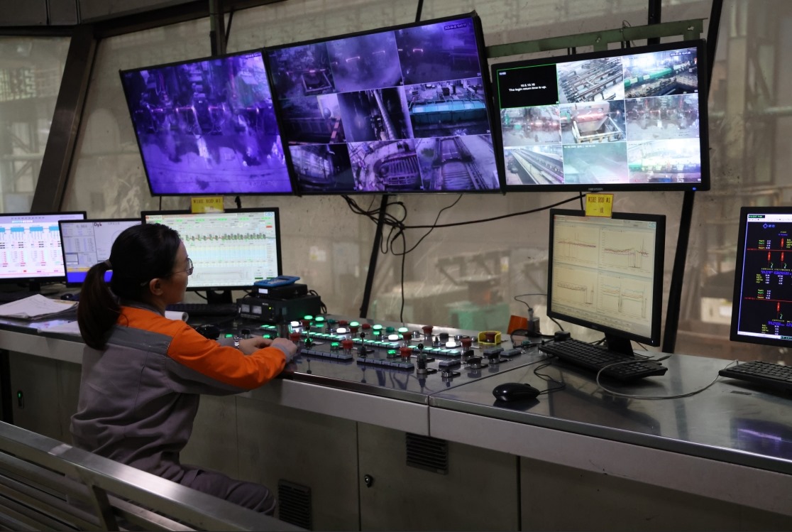 工作人員在馬中關(guān)丹產(chǎn)業(yè)園內(nèi)的聯(lián)合鋼鐵生產(chǎn)車間內(nèi)工作。（人民日報記者楊一 攝）