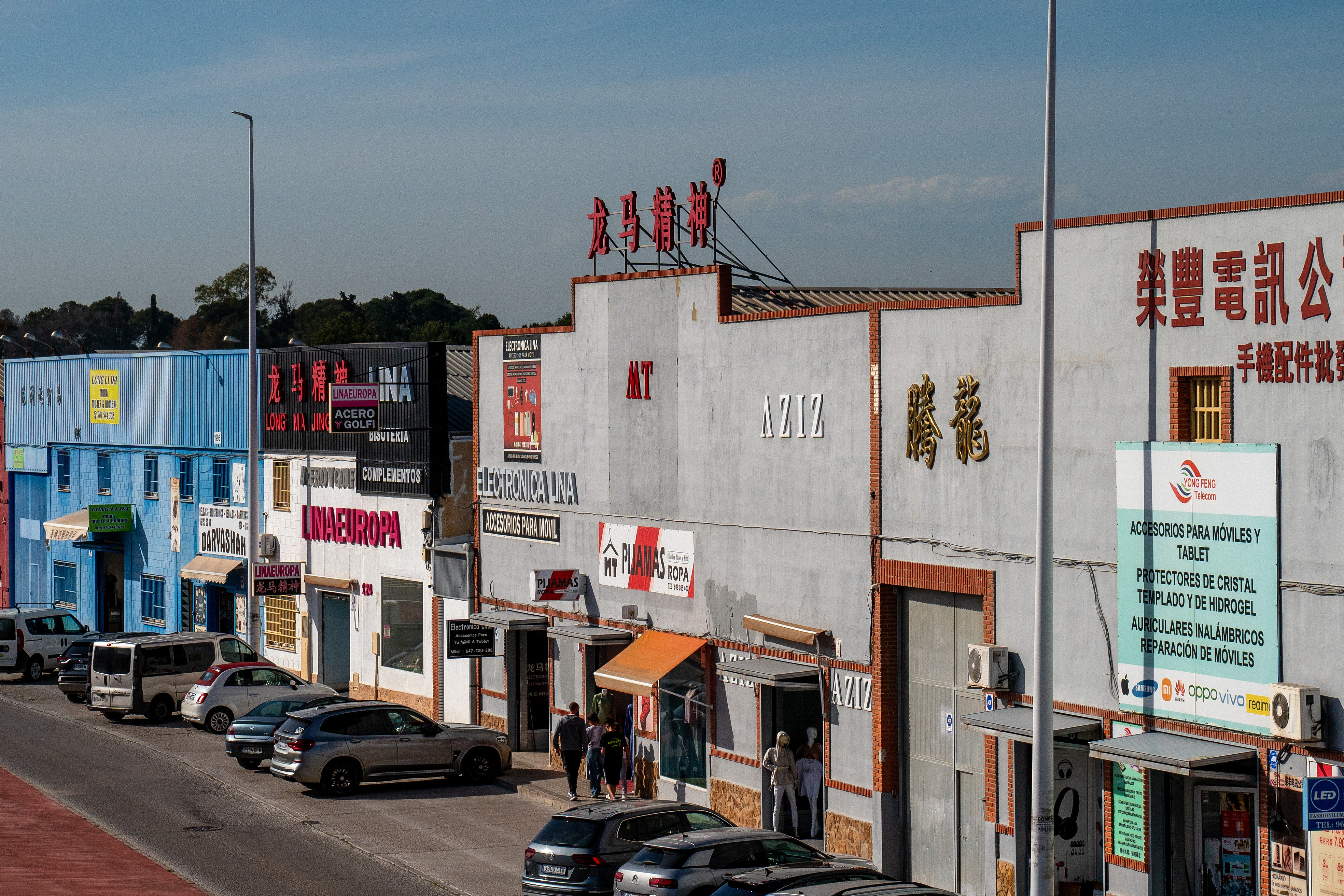 當(dāng)?shù)貢r(shí)間2025年4月10日，西班牙瓦倫西亞國際機(jī)場附近的中資批發(fā)零售商店。