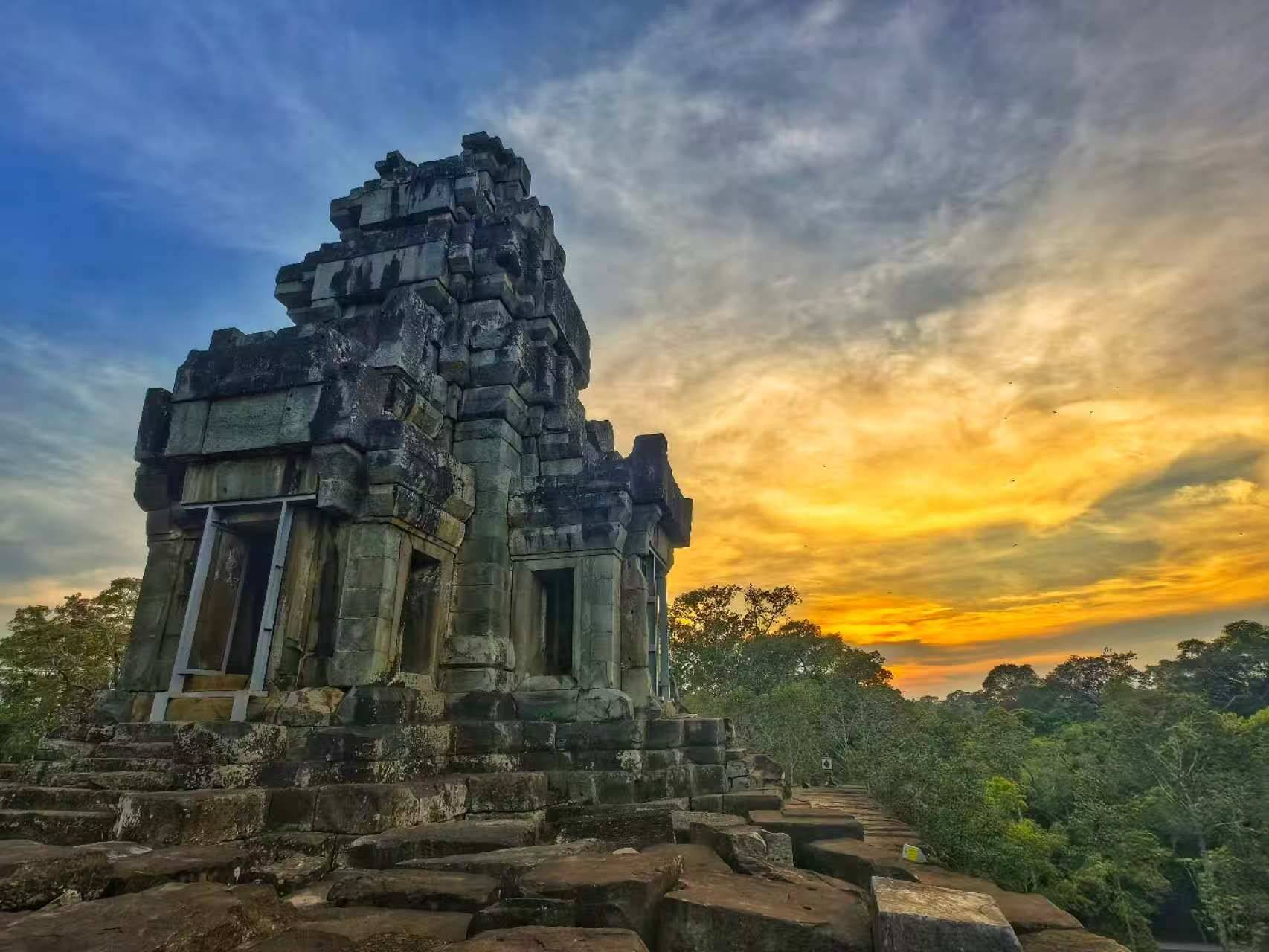 由中國(guó)專家修復(fù)的茶膠寺最高處的砂巖塔。（人民日?qǐng)?bào)記者強(qiáng)薇 攝）