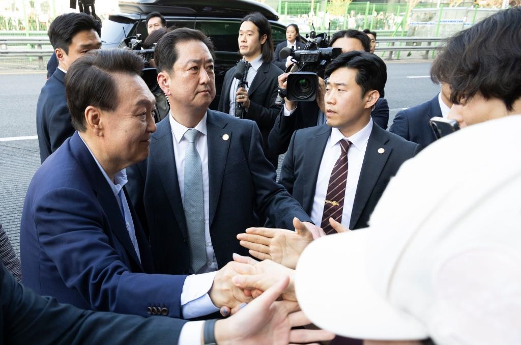 4月11日，韓國前總統(tǒng)尹錫悅（左一）在離開首爾漢南洞官邸時與支持者握手。新華社發(fā)（全休相攝）