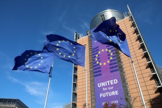  這是4月2日在比利時(shí)布魯塞爾歐盟總部外拍攝的歐盟旗幟。新華社記者趙丁喆攝