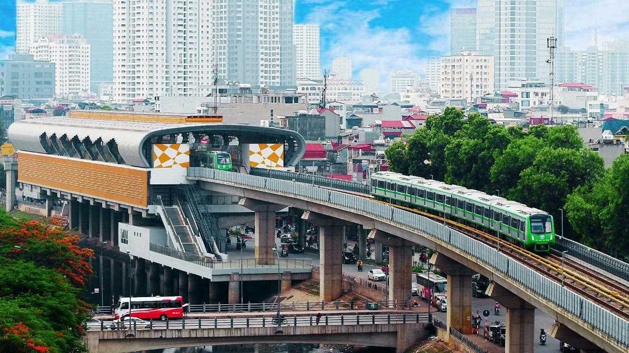 行駛中的越南河內輕軌