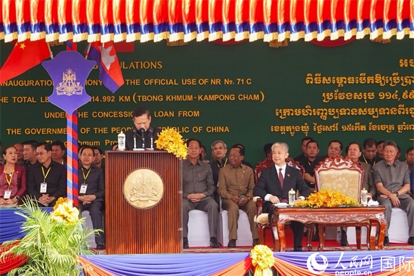 柬埔寨首相洪瑪奈在剪彩儀式上致辭。人民網(wǎng)記者 程是頡攝