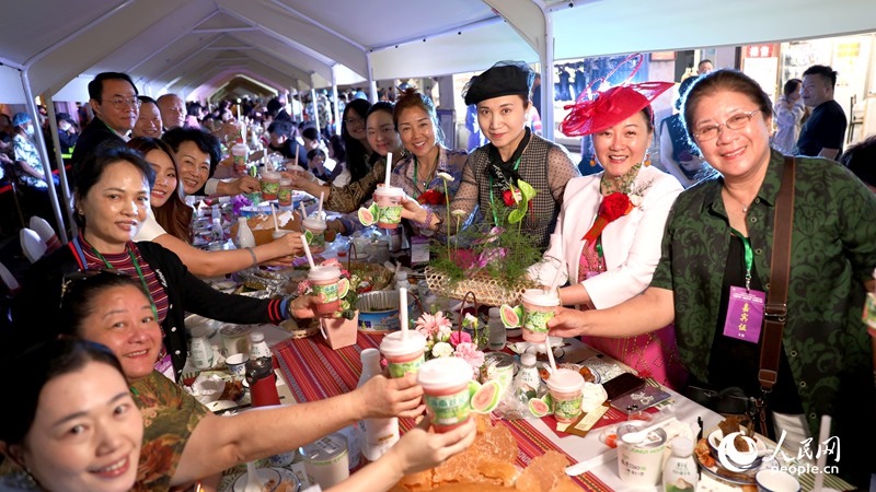 海外華僑在活動現(xiàn)場品嘗“家鄉(xiāng)味”。人民網(wǎng)記者 符武平攝