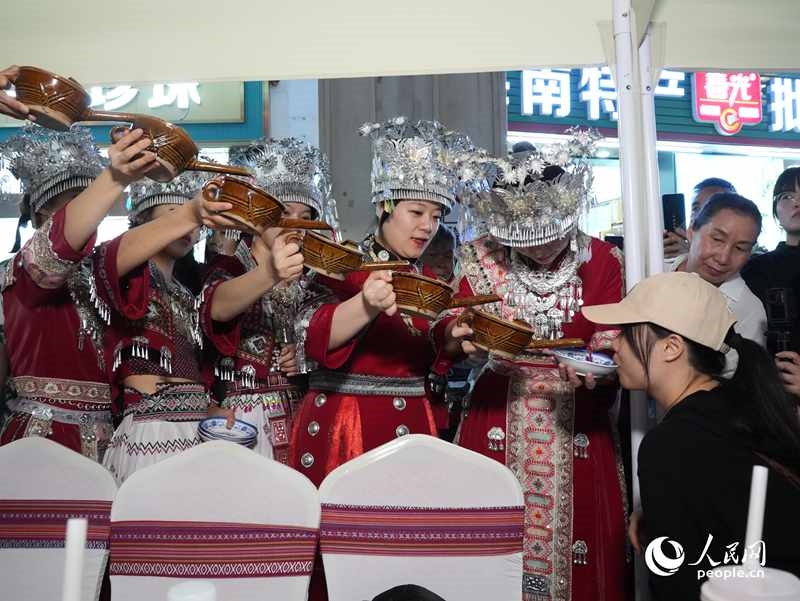 游客體驗(yàn)互動演出《高山流水》。人民網(wǎng)記者 張力洋攝