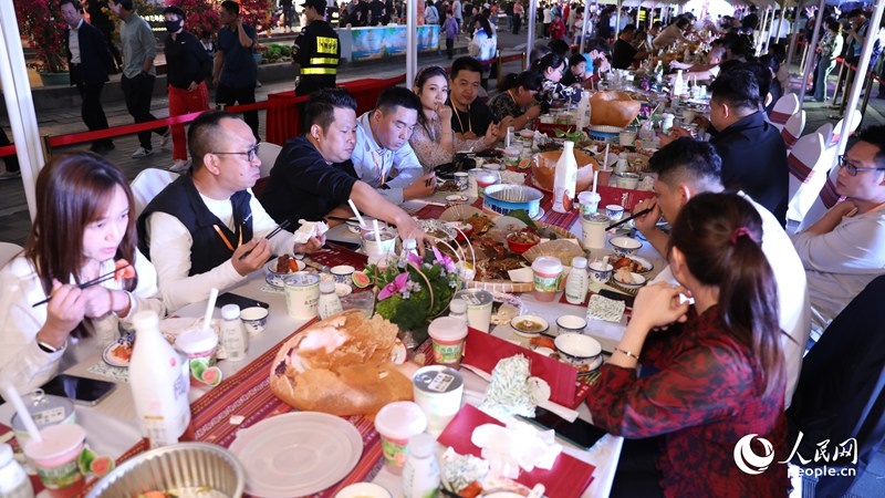 消博會嘉賓沉浸享用長桌宴。人民網(wǎng)記者 符武平攝