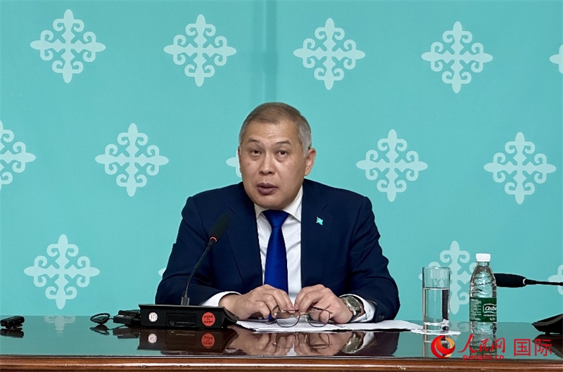 哈薩克斯坦駐華大使沙赫拉特·努雷舍夫在哈駐華大使館舉辦新聞發(fā)布會。人民網(wǎng)阿爾達克 攝