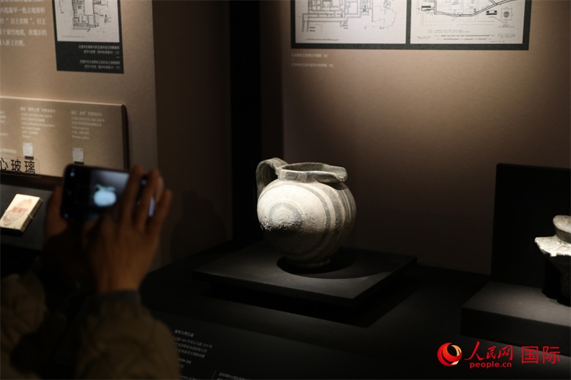 參觀者在拍攝。4月14日，來自希臘伊拉克利翁考古博物館的文物在故宮博物院展出。（人民網(wǎng) 張澤宇攝）