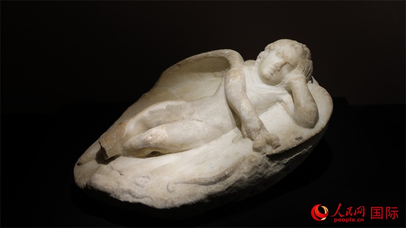 沉睡的厄洛斯大理石浮雕。4月14日，來自希臘伊拉克利翁考古博物館的文物在故宮博物院展出。（人民網(wǎng) 張澤宇攝）