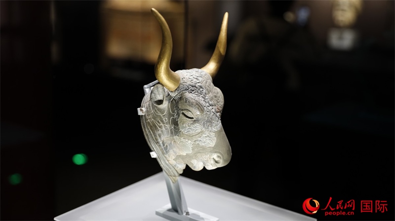 公牛頭型綠泥石來通杯。4月14日，來自希臘伊拉克利翁考古博物館的文物在故宮博物院展出。（人民網(wǎng) 張澤宇攝）