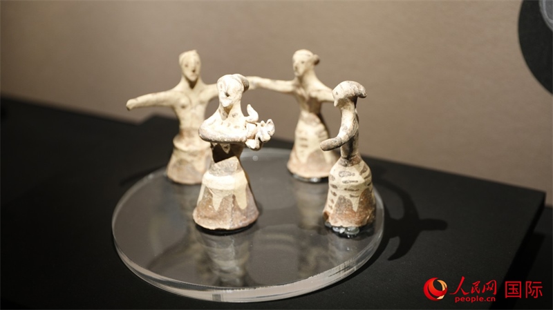 舞蹈者與音樂家雕塑群像。4月14日，來自希臘伊拉克利翁考古博物館的文物在故宮博物院展出。（人民網(wǎng) 張澤宇攝）