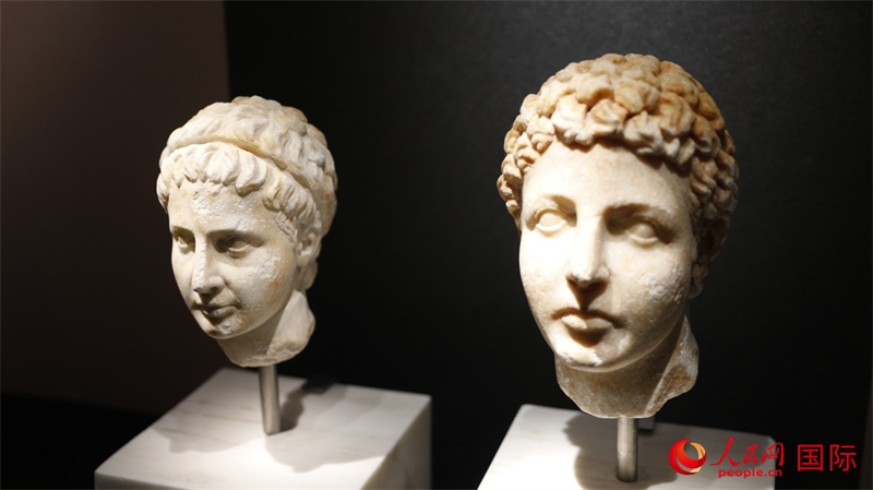 兄弟大理石頭像。4月14日，來自希臘伊拉克利翁考古博物館的文物在故宮博物院展出。（人民網(wǎng) 張澤宇攝）