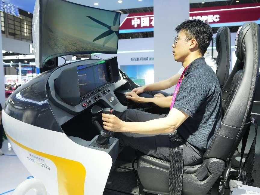 記者體驗(yàn)低空經(jīng)濟(jì)的應(yīng)用消費(fèi)場景。人民網(wǎng)記者 張力洋攝