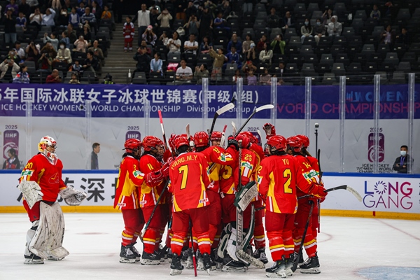 中國隊球員慶祝勝利。圖片來源：中國冰球協(xié)會