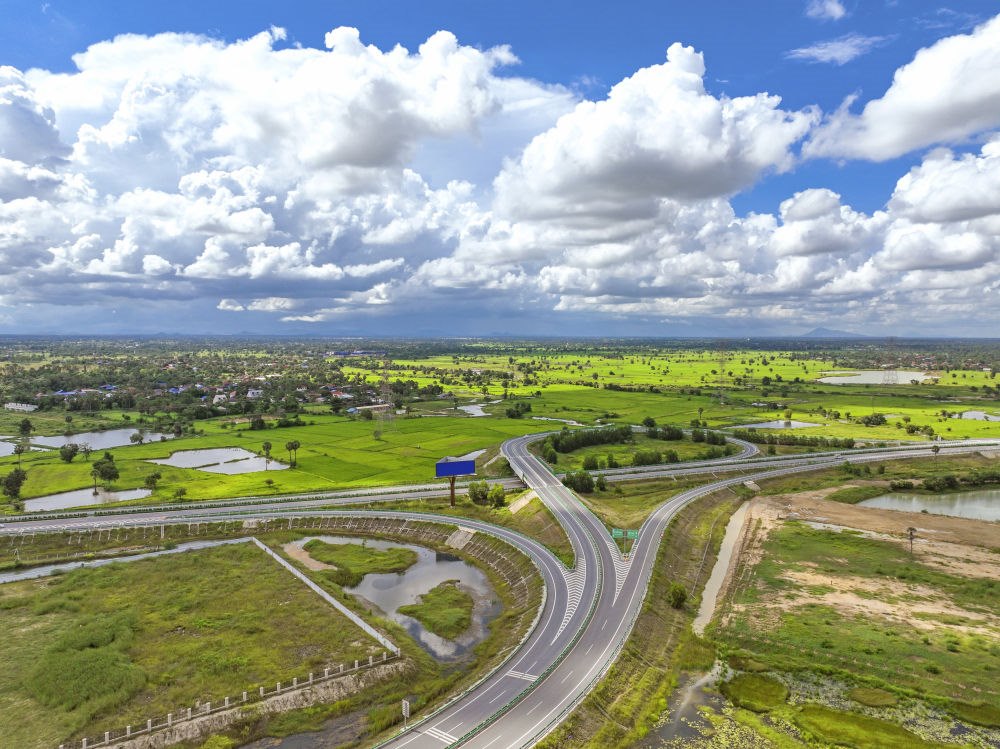 2024年9月25日在柬埔寨磅士卑省拍攝的金港高速公路（無人機照片）。連接柬埔寨首都金邊和最大深水海港西哈努克港的金港高速公路，是中柬共建“一帶一路”標志性項目。