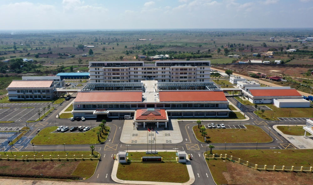 2022年2月17日在柬埔寨特本克蒙省新區(qū)拍攝的中國援柬埔寨特本克蒙省醫(yī)院。