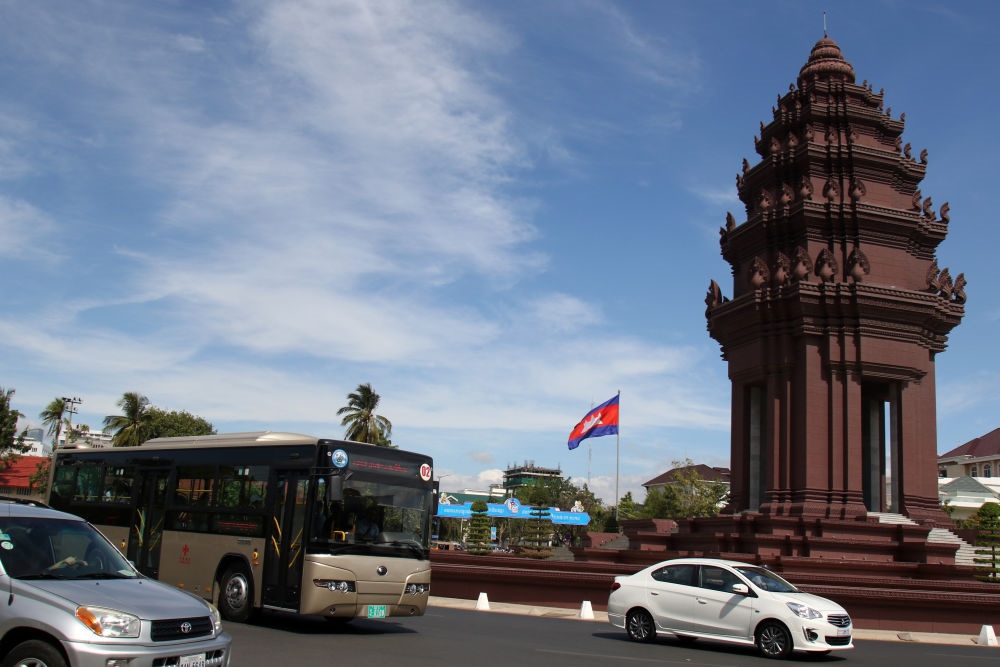 2018年1月5日，在柬埔寨金邊，一輛中國援助的“宇通”公交車經(jīng)過獨立紀念碑。