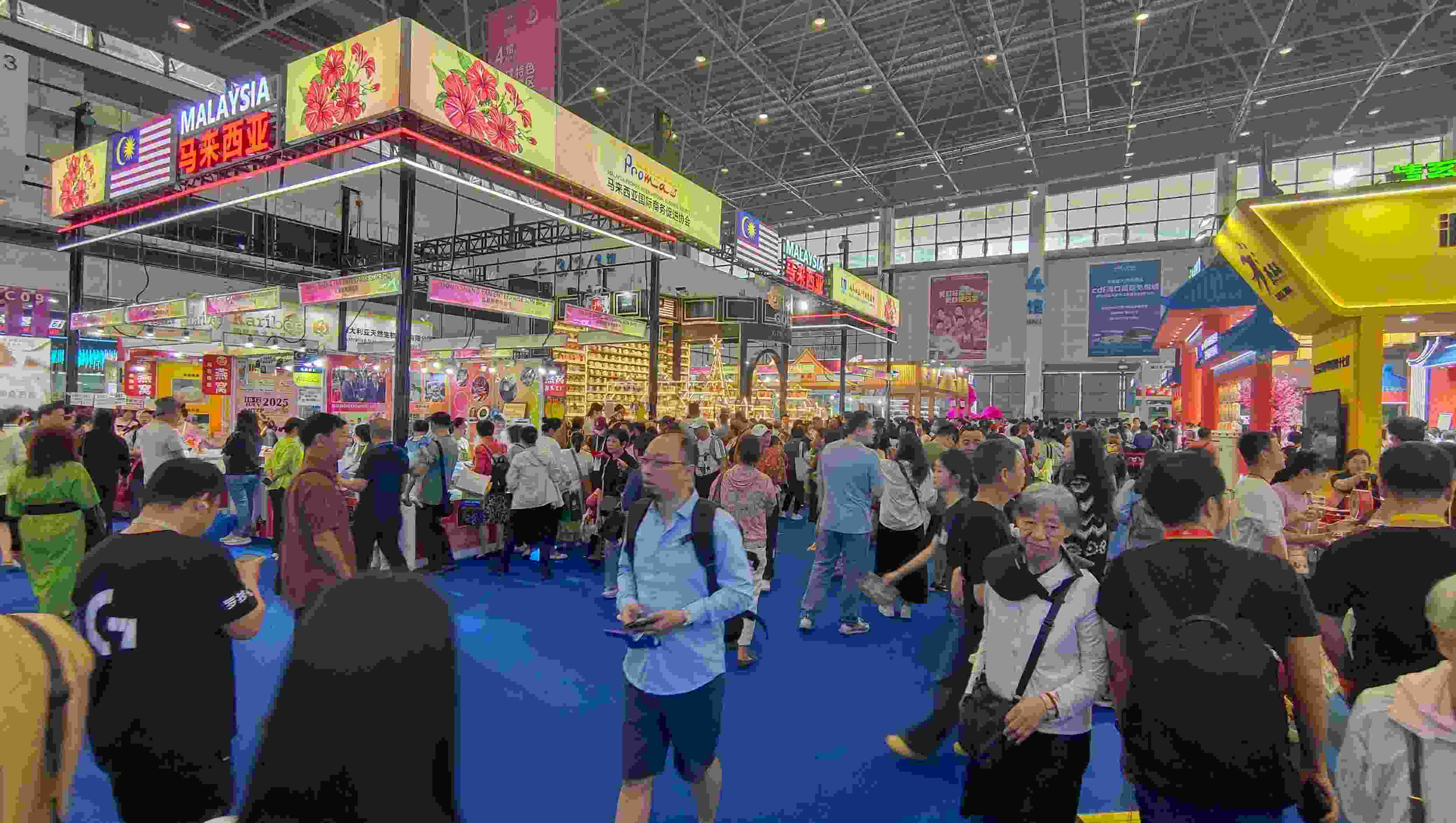 消博會(huì)迎來公眾開放日，眾多市民、客商來到展館參觀、購物。人民網(wǎng)記者 李彤?dāng)z