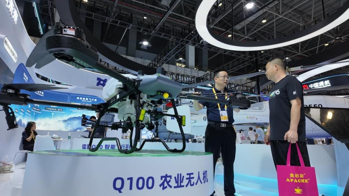 低空經(jīng)濟(jì)展區(qū)展出的農(nóng)業(yè)無人機(jī)裝備。人民網(wǎng) 歐陽易佳攝