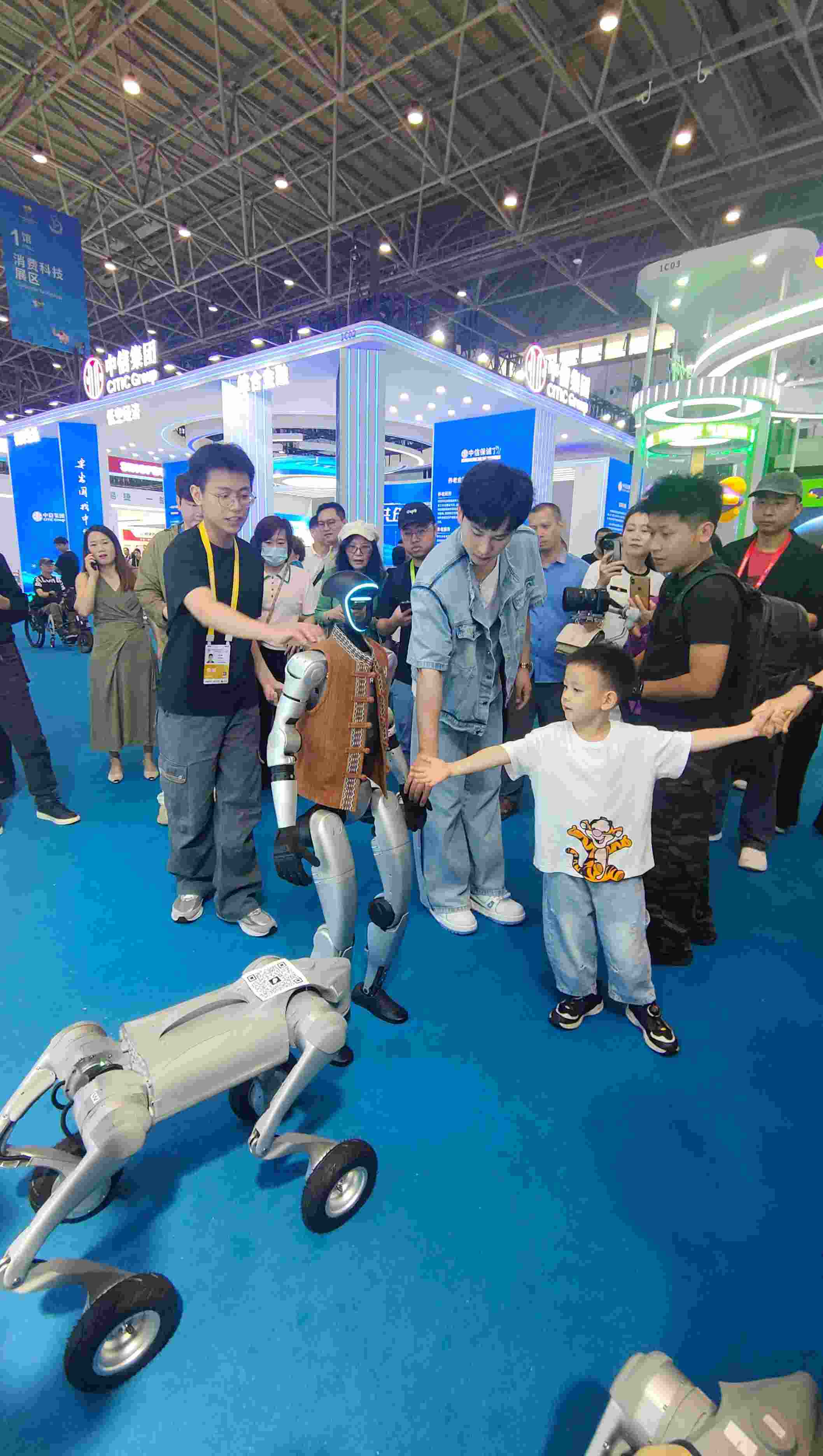 消博會(huì)現(xiàn)場(chǎng)，機(jī)器人等科技消費(fèi)產(chǎn)品吸引觀展者駐足。人民網(wǎng)記者 李彤?dāng)z