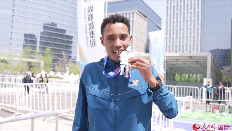 埃塞俄比亞選手圖魯·亞雷德·德梅克獲得本次大賽男子組亞軍。人民網(wǎng)記者 袁蒙攝