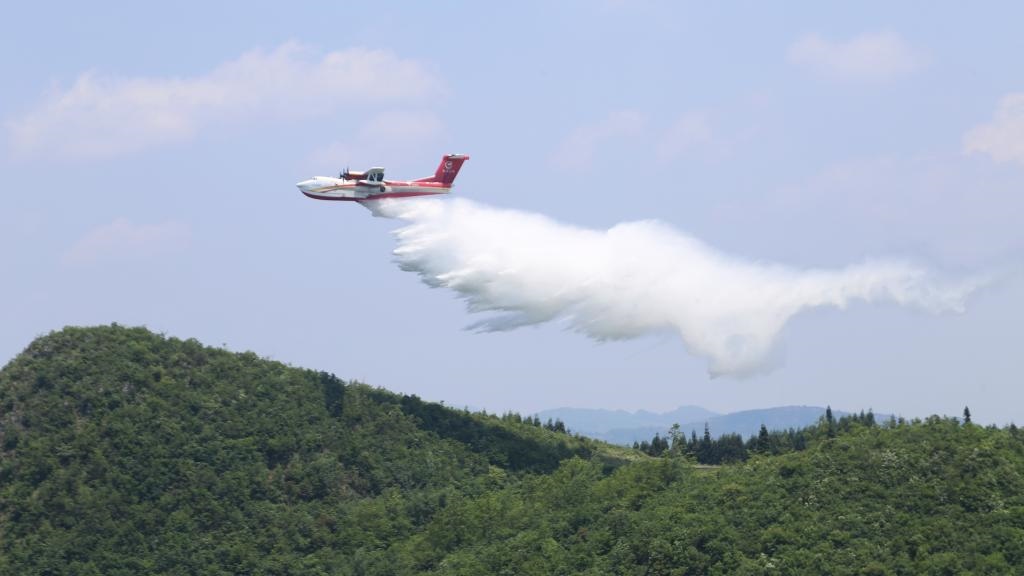 AG600飛機(jī)在四川西昌開(kāi)展典型滅火場(chǎng)景驗(yàn)證試飛科目（2023年6月攝）。新華社發(fā)（中國(guó)航空工業(yè)集團(tuán)供圖）