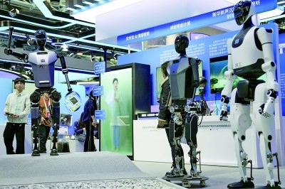 3月27日，在中關(guān)村展示中心常設(shè)展上，人形機(jī)器人“天工”向參觀者招手示意。新華社記者 鞠煥宗攝
