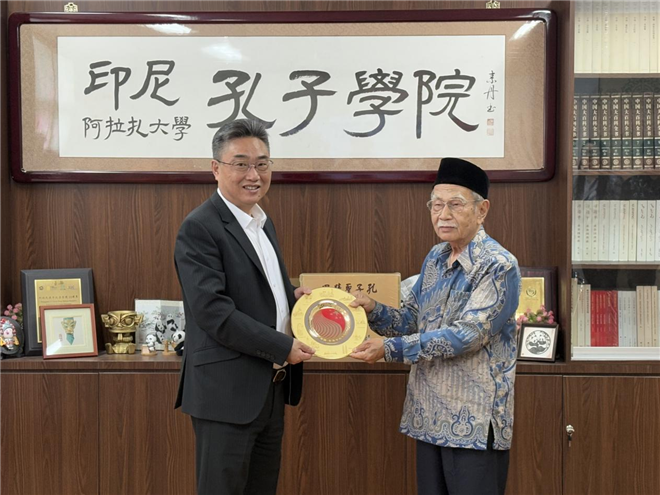 雙方交換禮物?；顒又鬓k方供圖