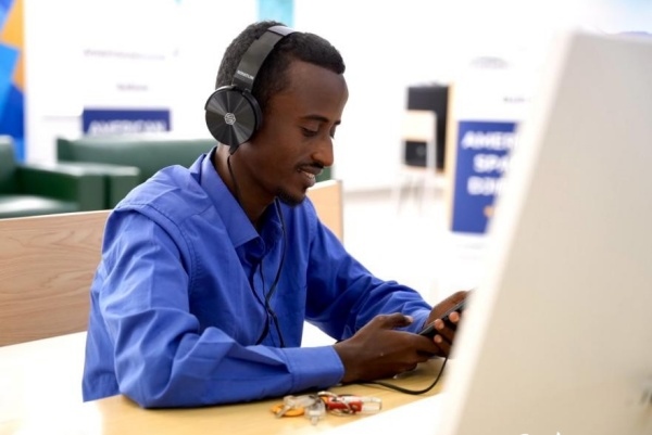 在明亮現(xiàn)代的信息技術(shù)閱覽室，當(dāng)?shù)刈x者正在沉浸式學(xué)習(xí)，塔里克·易卜拉欣攝