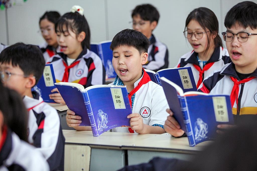 △2025年4月21日，河南焦作，學(xué)生們?cè)谡b讀《論語(yǔ)》。