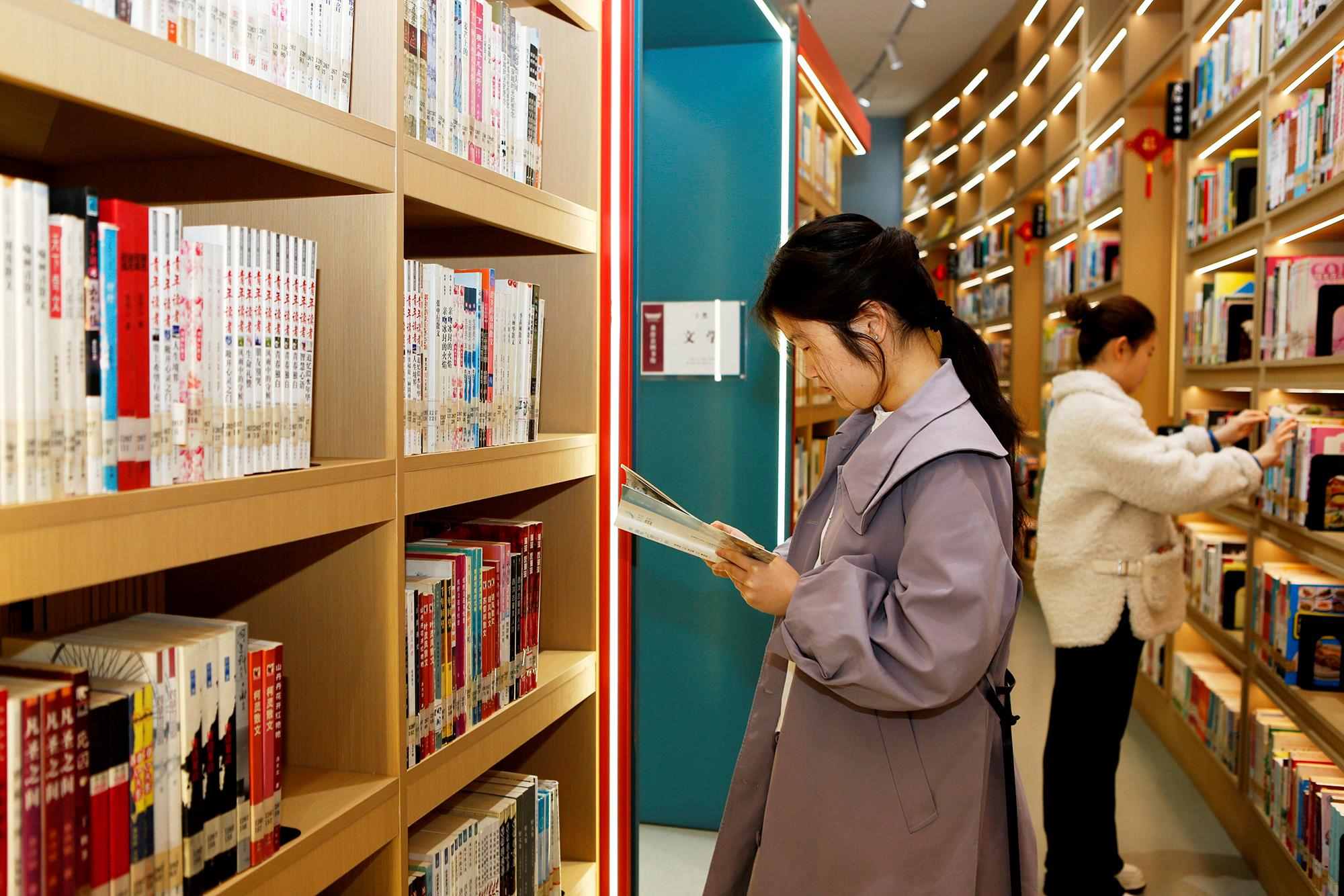 △2025年3月29日，讀者在山西臨汾市襄汾縣圖書(shū)館閱讀。