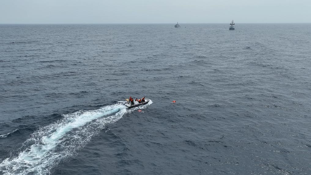 4月23日，中越海警開展海上聯(lián)合搜救演練，模擬營救落水人員。（中國海警供圖）