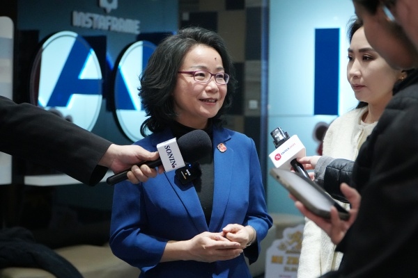 沈敏娟大使接受中蒙主流媒體采訪。中國駐蒙古國使館供圖