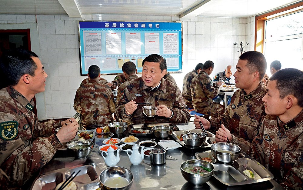 2014年1月26日，習(xí)近平主席專程來(lái)到內(nèi)蒙古軍區(qū)邊防某部，親切看望慰問(wèn)戍邊官兵。這是在連隊(duì)食堂，習(xí)近平主席同戰(zhàn)士們一起用餐。