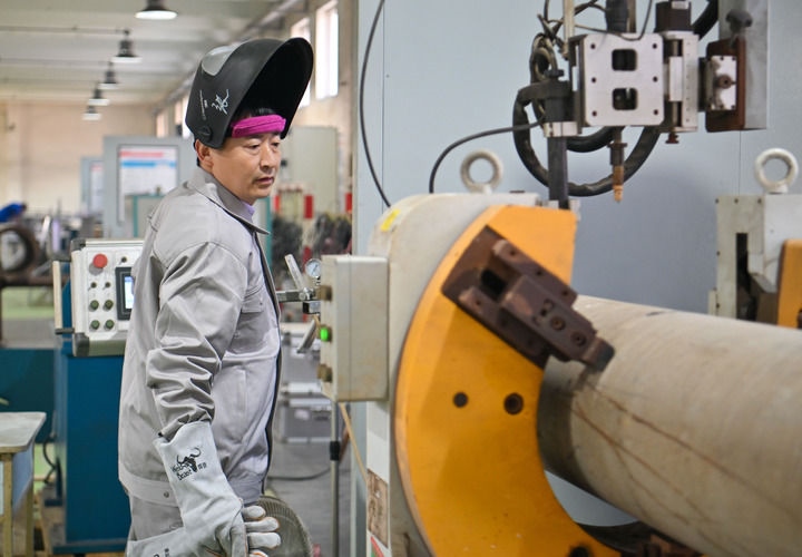 在中石化第四建設(shè)有限公司工匠學(xué)院，全國人大代表、中石化第四建設(shè)有限公司工匠學(xué)院焊接教練張振連操作自動焊機(jī)（2025年2月21日攝）。新華社記者 孫凡越 攝